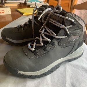 Columbia Newton Ridge grey Hiking Boots Size 8